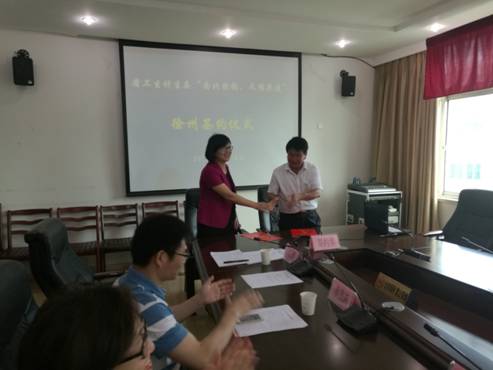 省疾控中心副主任、党委副书记徐燕代表单位和丰县顺河大圣村签订“南北挂钩 文明共建”协议.jpg 省疾控中心副主任、党委副书记徐燕代表单位和丰县顺河大圣村签订“南北挂钩 文明共建”协议.jpg