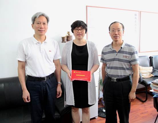 困难党员王瑾领取专项慰问金.jpg